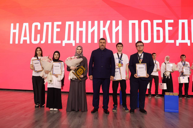 Фёдор Щукин наградил победителей интеллектуальной игры «Наследники Победы»